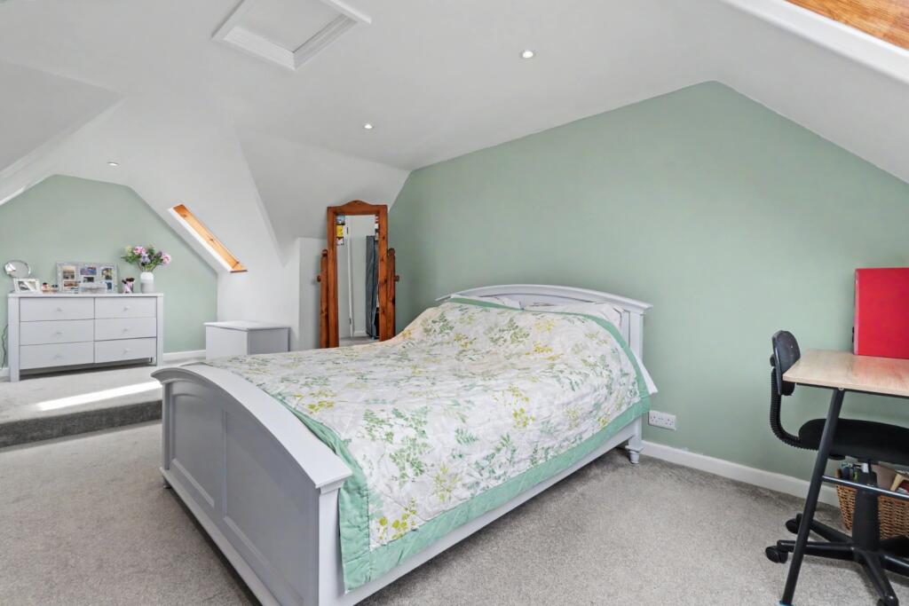 First Floor Flat, 62 Lyndhurst Road - View 6