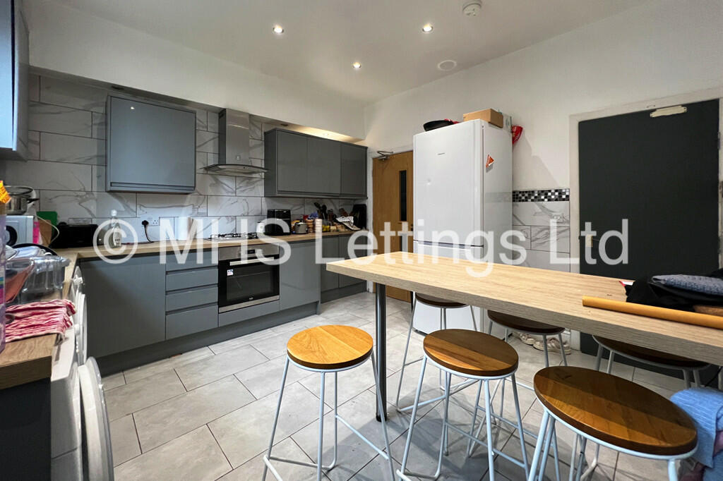 6 bedroom terraced house for rent