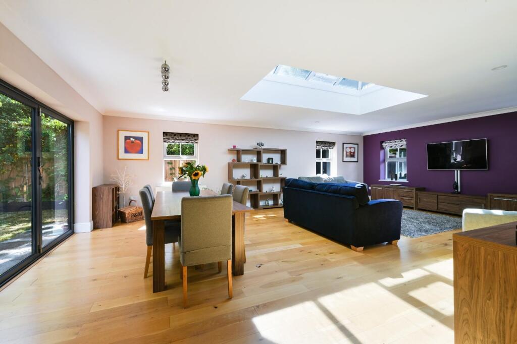 House in Epsom and Ewell, Stoneleigh - More
