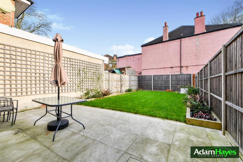 Apartment in London, Fallow Corner - View 5
