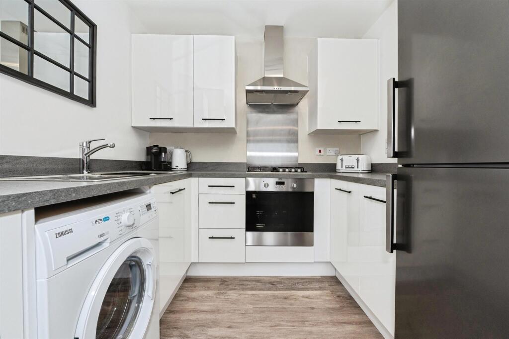 Apartment in Thurrock, Essex - View 3