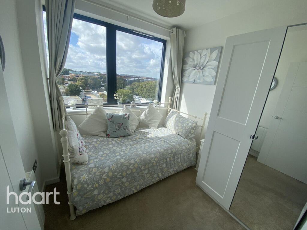 Apartment in Stevenage, Hertfordshire - View 4