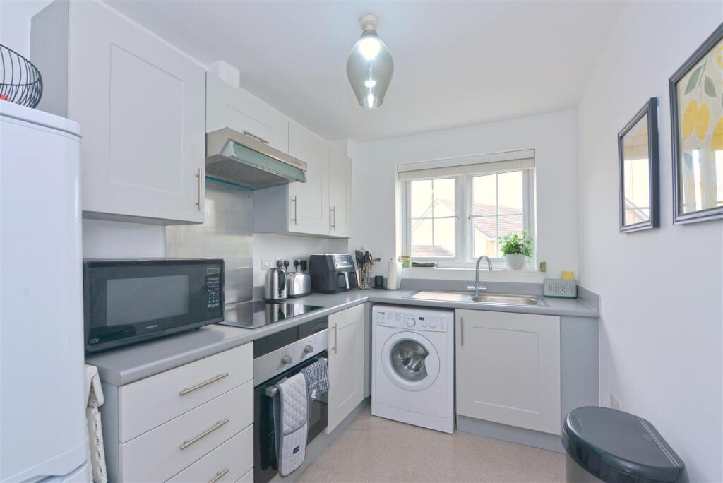 Apartment in Shrewsbury, Greenfields - More