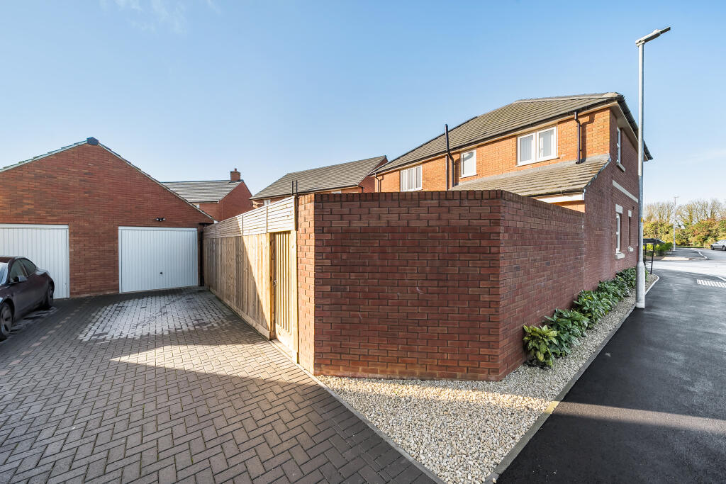 Farrier Street, Blunsdon, Swindon, SN26 photo 3