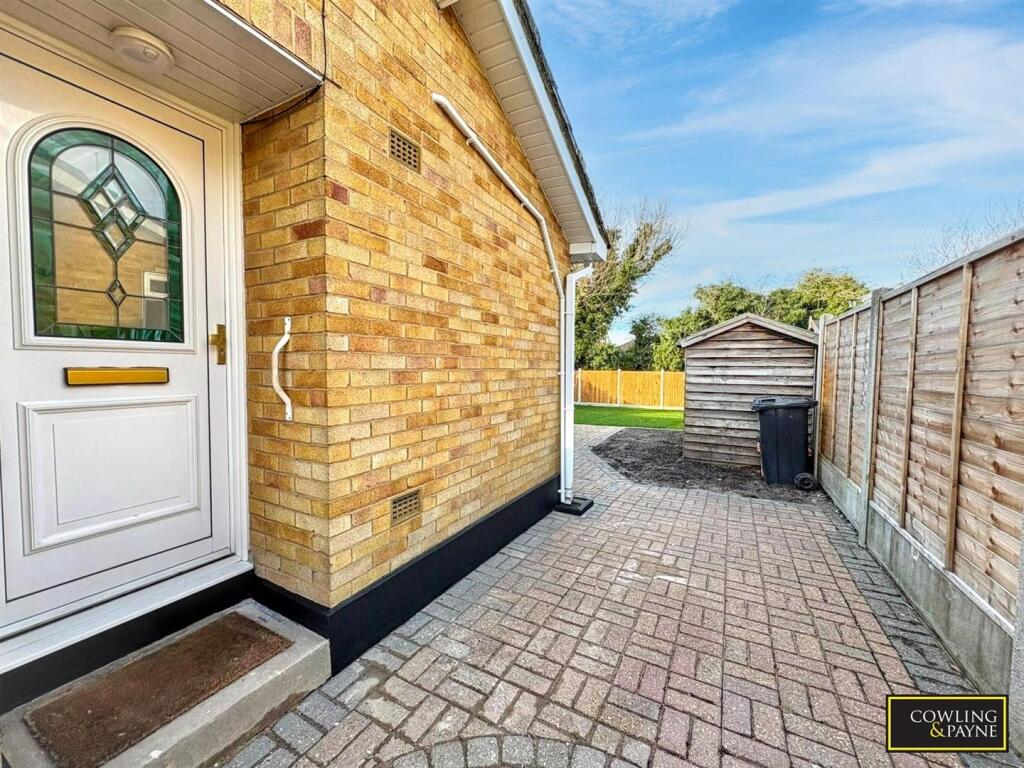 Long Meadow Drive, Wickford photo 3