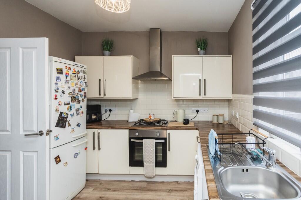 House in Doncaster, Instoneville, Askern - More
