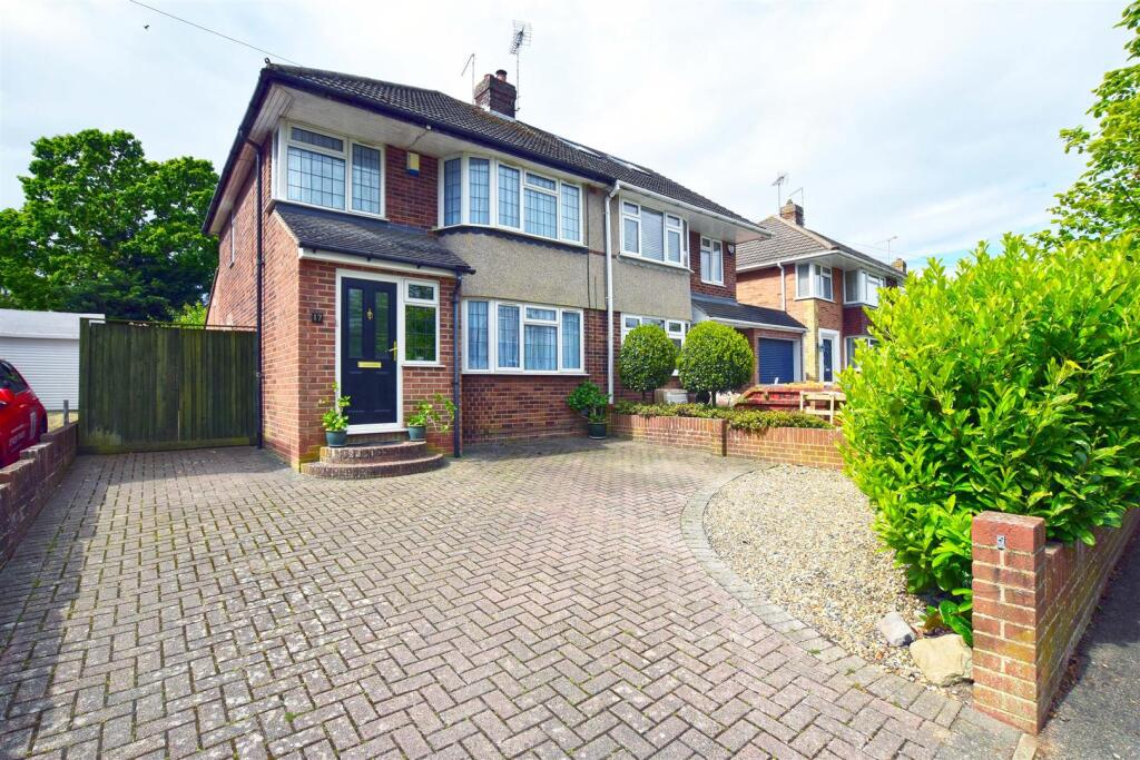 Main image of property: Lyndhurst Avenue, Rainham