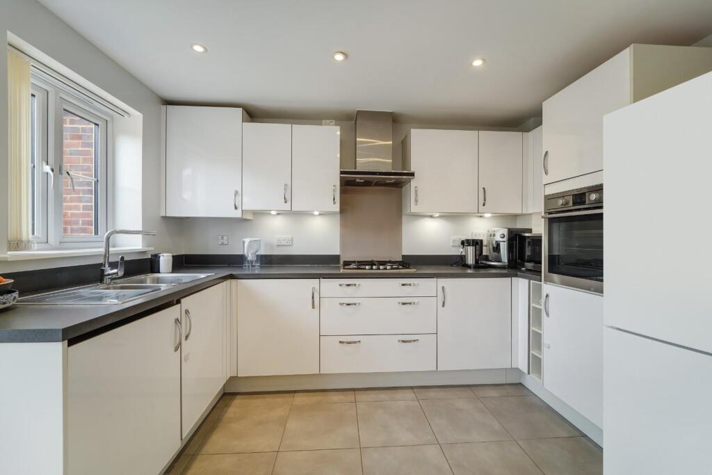 House in Tadworth, Tattenham Corner - More