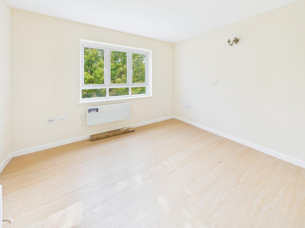 Apartment in Slough - View 5