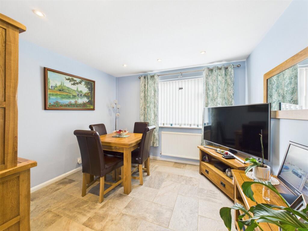 Colerne Drive, Hucclecote, Gloucester, Gloucestershire, GL3 photo 3