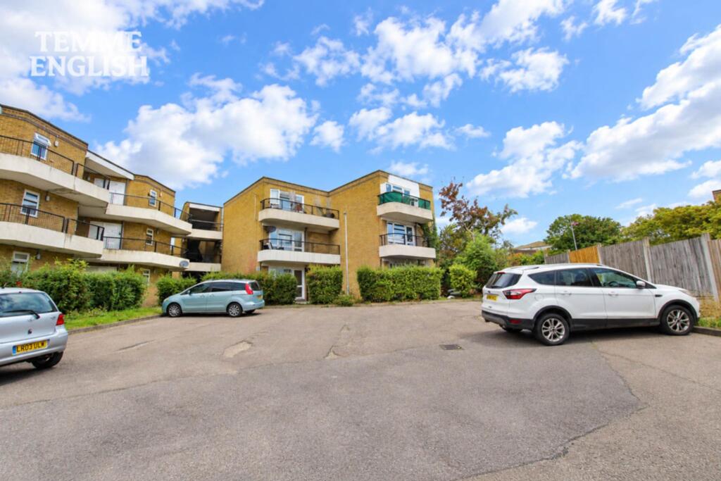 Studio flat on Ryedene Close, Basildon, SS16, £110,000