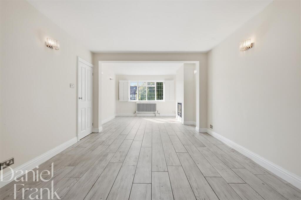 Newnham Close, Loughton photo 4