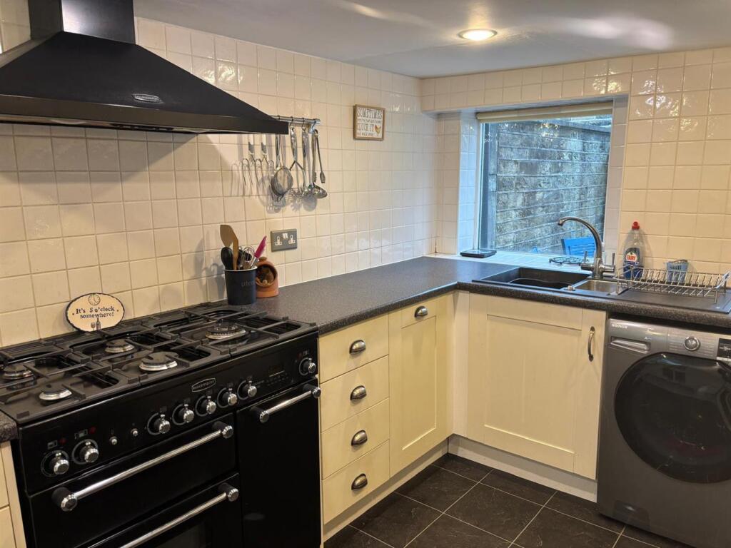 25, Yew Tree Road, Huddersfield photo 3