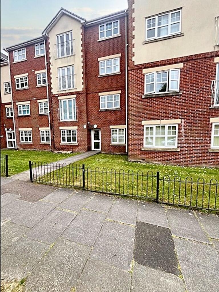 2-bed flat on Wordsworth Road, Denton, M34, £110,000