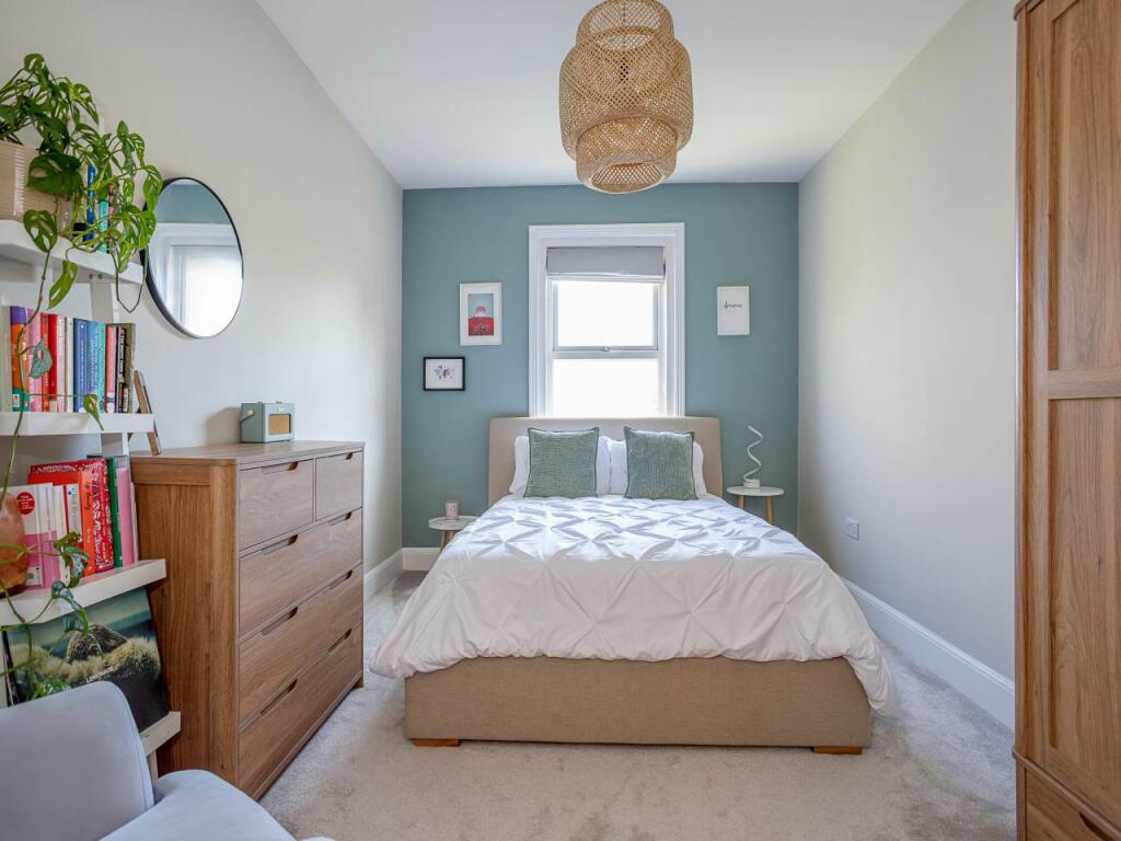 Apartment in Christchurch, Pokesdown, Bournemouth - View 5