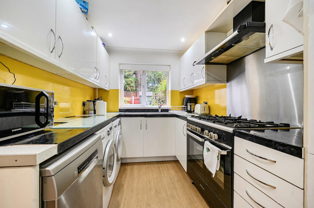 House in Surrey Heath, Frimley Green - View 5