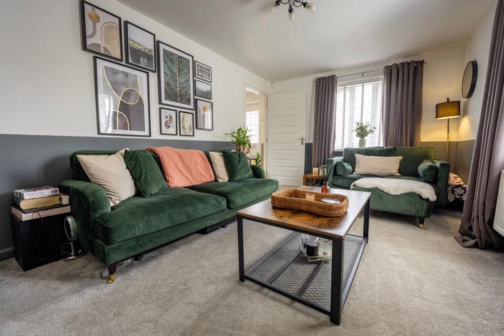 House in Nottingham, The Fairways, Chilwell - More