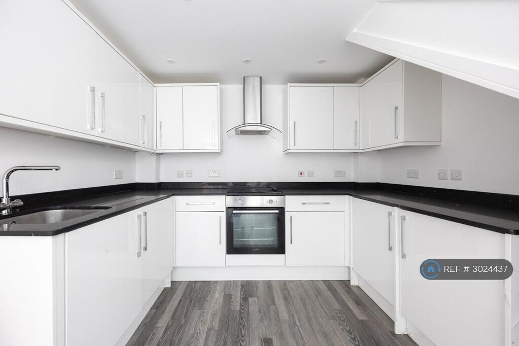 House in Hemel Hempstead - More
