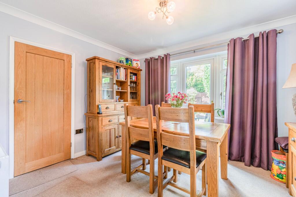 Hamilton Avenue, Pyrford, Surrey, GU22 photo 3