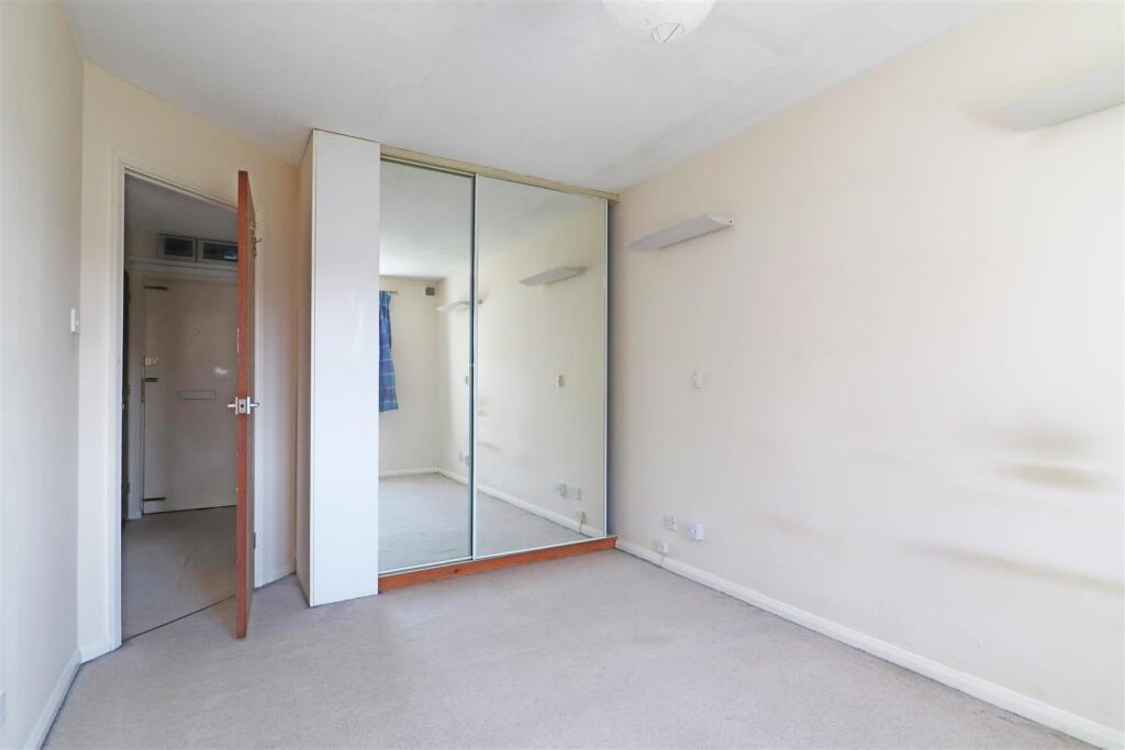 Apartment in Redhill - More