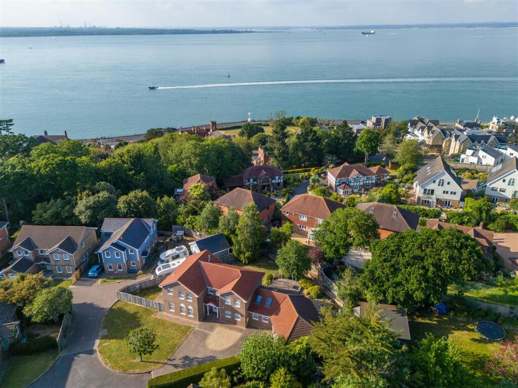 Pine Tree Close, Cowes photo 4