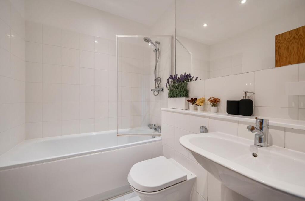 Apartment in London, Fallow Corner - View 6