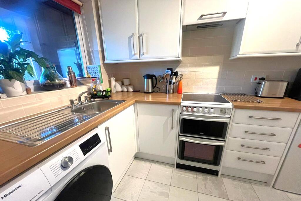 House in Basingstoke and Deane, Chineham - View 3
