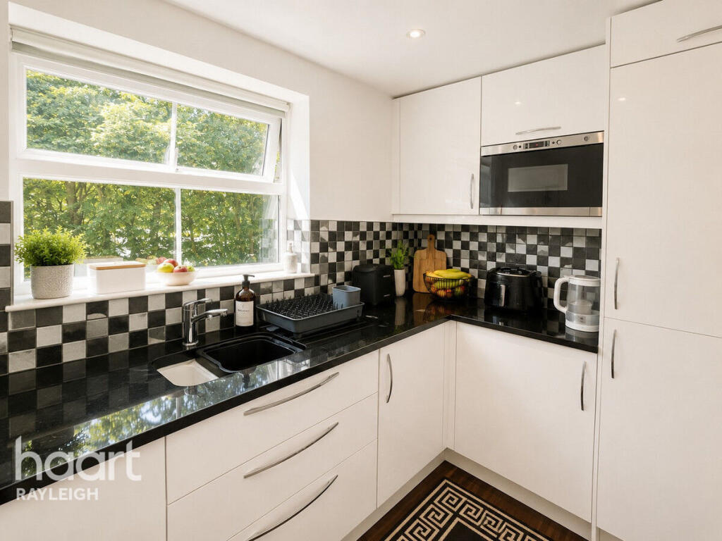 Apartment in Basildon, Laindon Cross, Steeple View - View 5