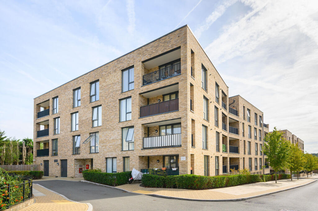 2-bed flat on Dollis Valley Drive, High Barnet, Barnet, EN5, £425,000