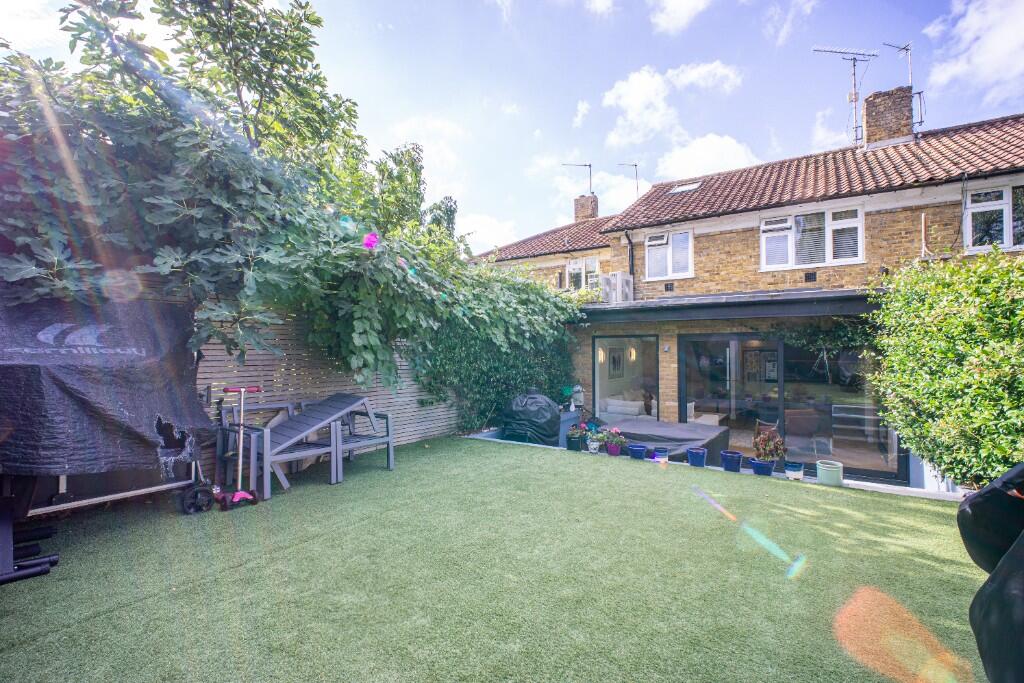 19 Stroud Crescent photo 4
