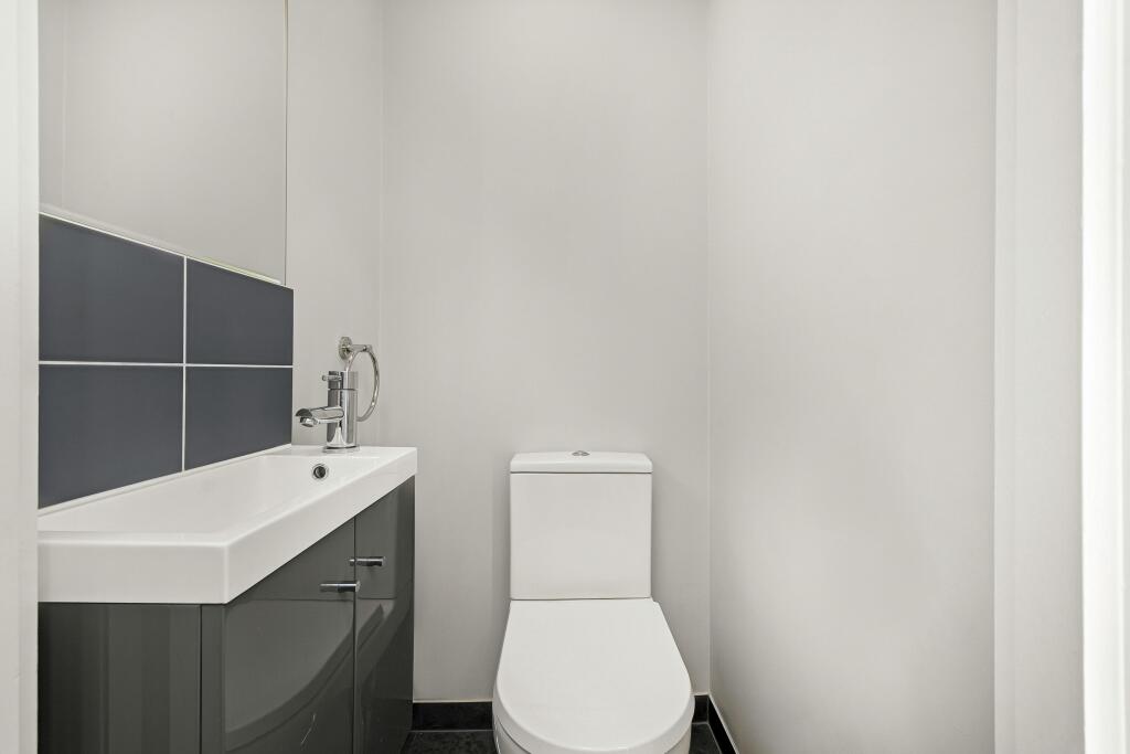 bathroom 1.jpg