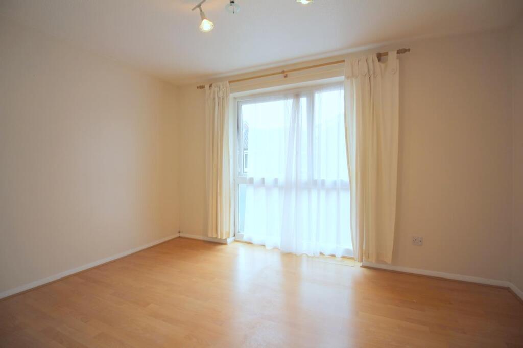 Apartment in Southall - View 3