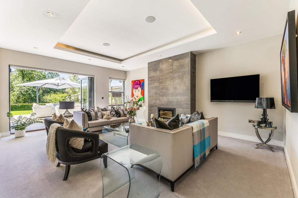 Charles Peel Place, Cuckfield, RH17 photo 2