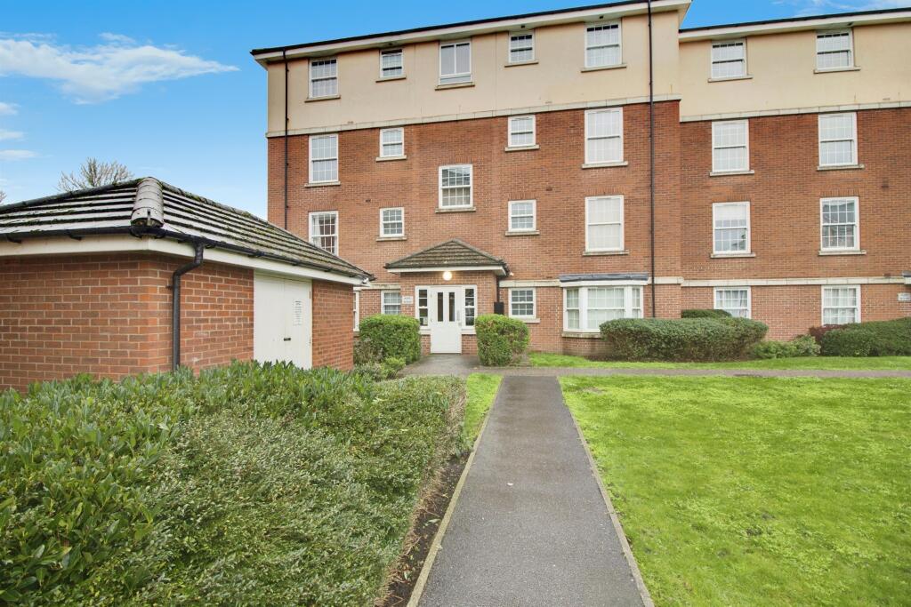 2-bed flat on Merrifield Court, Welwyn Garden City, £290,000