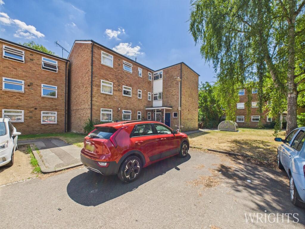2-bed flat on Kingscroft, Welwyn Garden City, AL7, £225,000