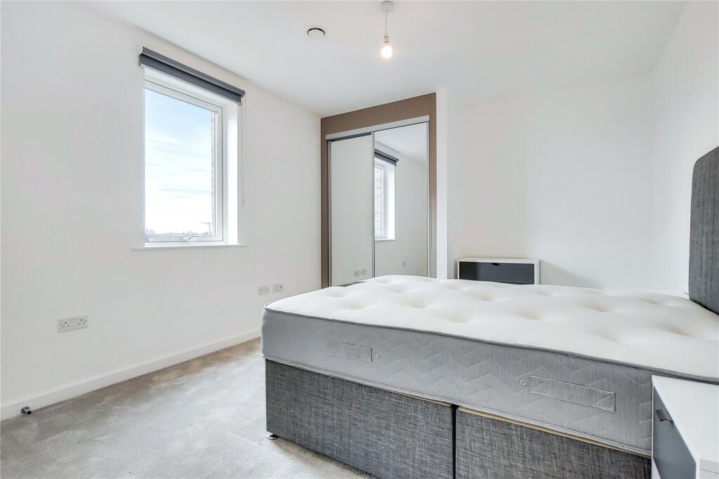 Apartment in Ilford - More