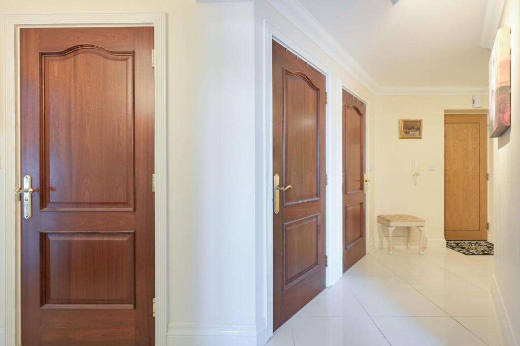 Apartment in Epsom and Ewell, Stoneleigh - View 4