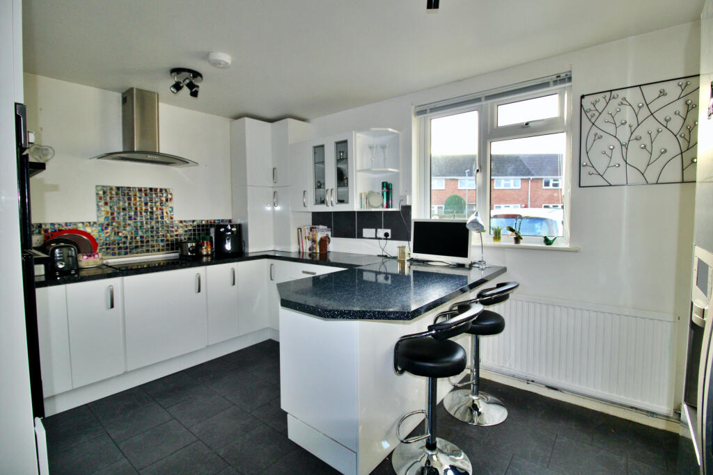 Somerset Crescent, Melksham, Wiltshire photo 4