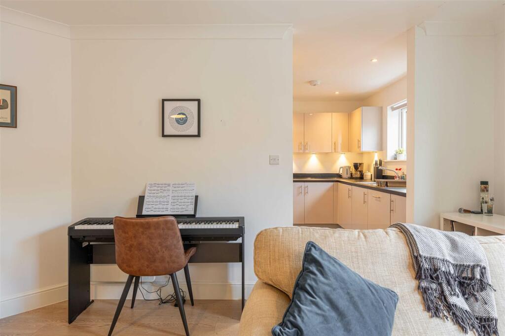 Apartment in Warwick, Emscote - View 6