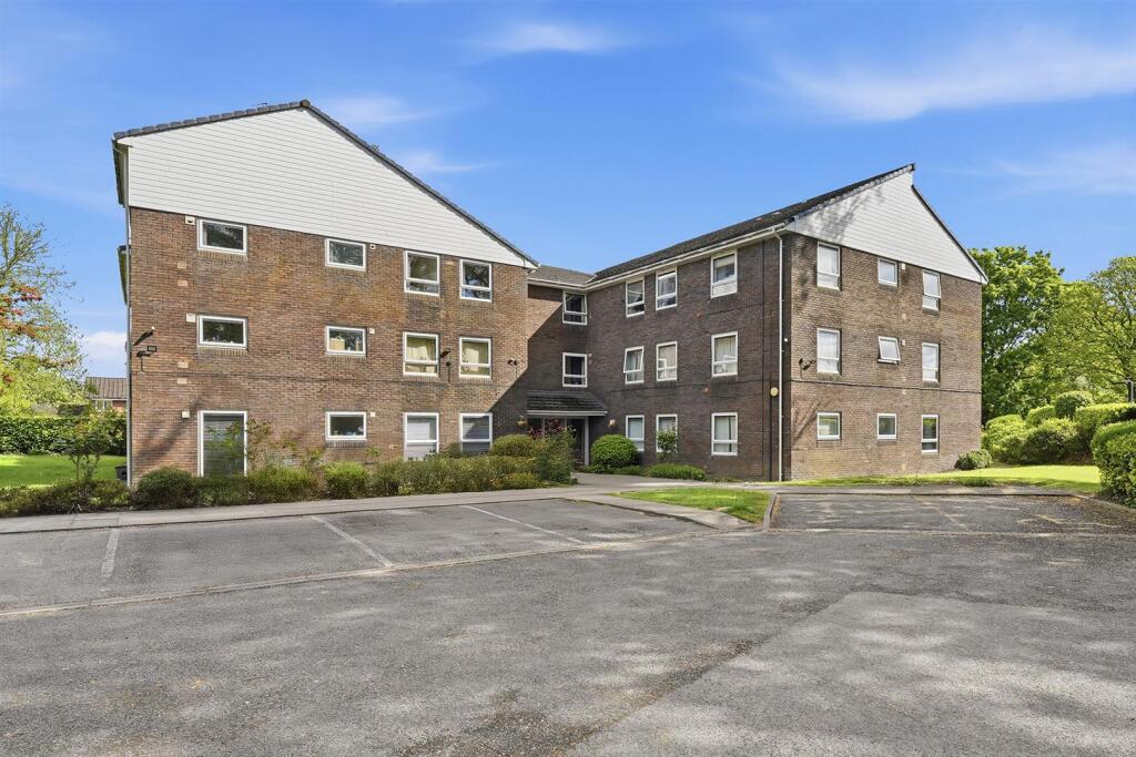 2-bed flat on Greengates, Priory Lane, Macclesfield, £117,500