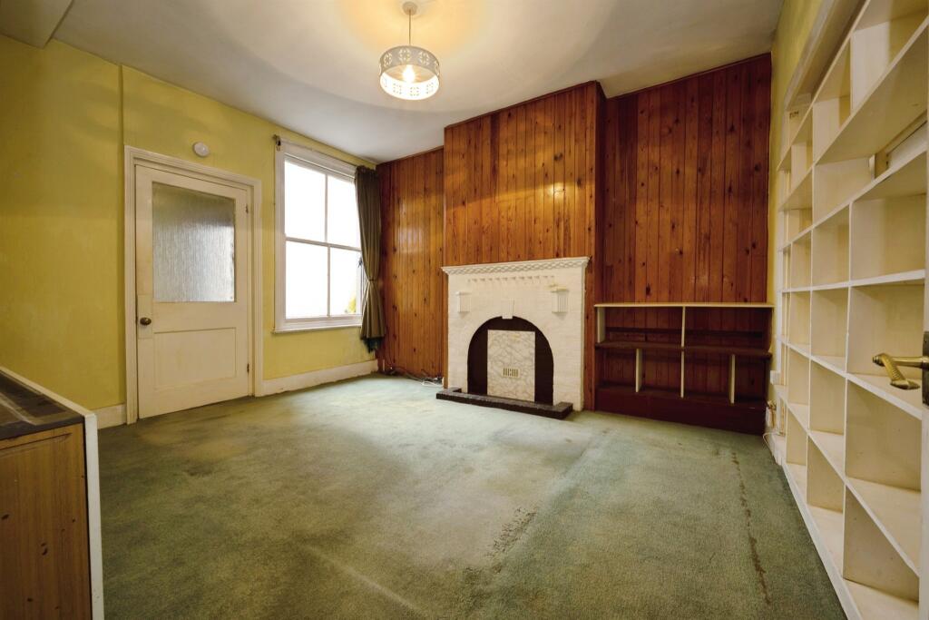 House in Luton - View 4