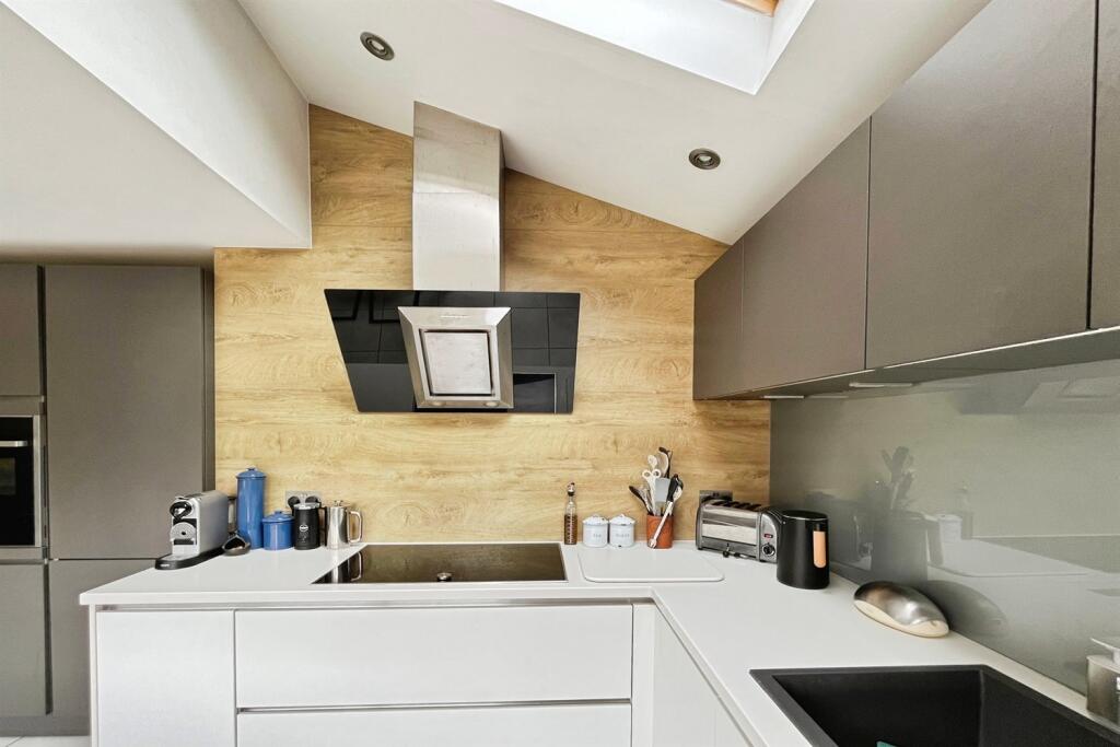 House in Lymm, Oughtrington, Broomedge - More