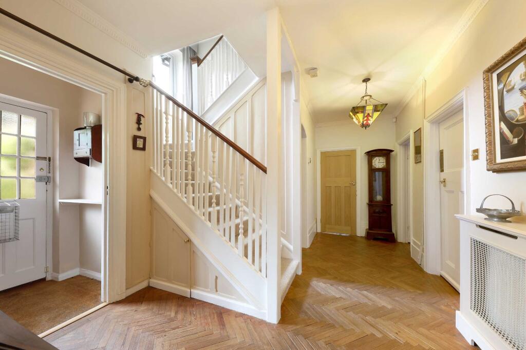 House in Knotty Green, Beaconsfield New Town, Beaconsfield - View 4