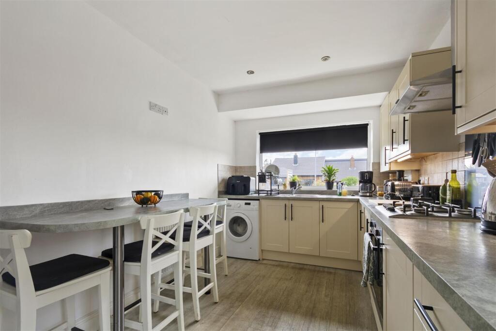 House in Leeds, West Carlton, Shaw Lane - View 4