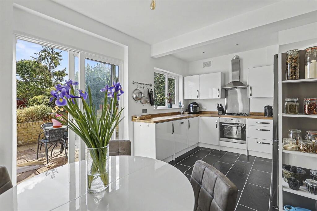 House in Epping Forest, Waltham Abbey - More