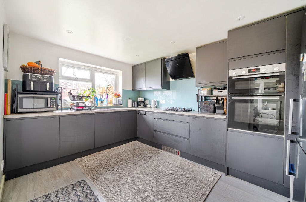 Maple Drive, Charlton Kings, Cheltenham photo 3