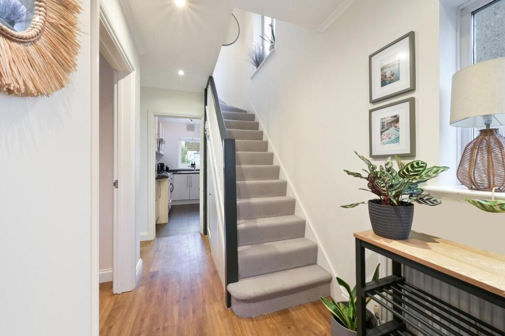 House in Worcester Park, Cuddington, West Ewell - More