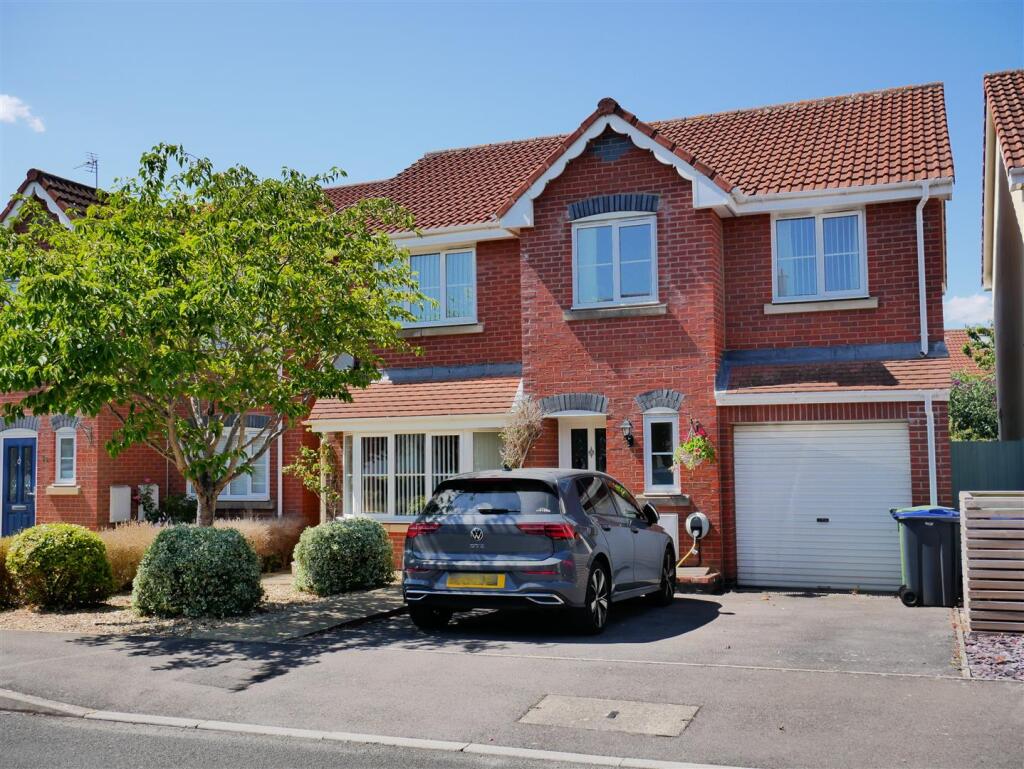 5-bed detached on Newbury Avenue, Calne, £430,000