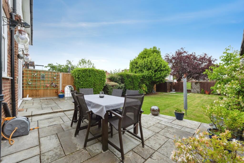 House in Kingston upon Thames - More