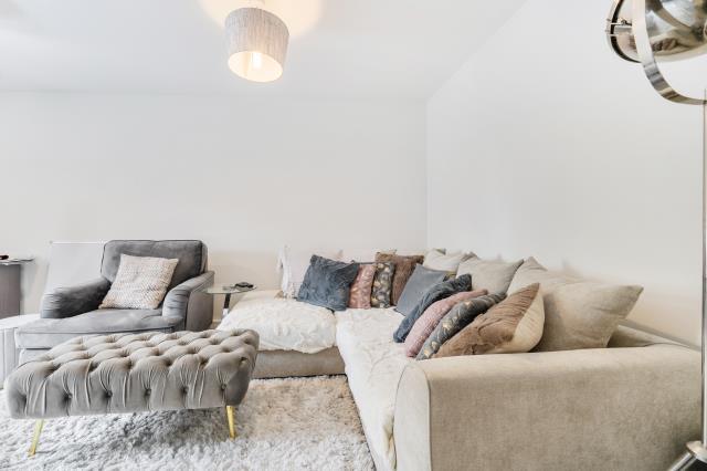 Warner Close, Basingstoke, Hampshire - View 2